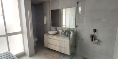 Vendo Casa Quintanar de la Pradera
   
   Moderna, hermosa y amplia  casa ubicada en unidad cerrada con amplias zonas verdes, salon social, gimnacio, piscina, cancha de tenis, salon social, juegos infaltiles
   
   Amplia casa de dos pisos totalmente remodelada y ampliada con un area de 290 m² distribuida asi:
   
   - Piso 1: estudio, amplia sala - comedor, cocina integral moderna con isla, patio de ropas, habitacion del servicio con baño privado, amplia habitacion con baño privado, baño social, parqueadero para 3 carros,
   
   - Piso 2: Dos habitaciones amplias remodeladas con hermosos acabados ( con baño privado, tina y vestier), amplio star de tv, baño social, amplia terraza.
   
   Espectacular casa con un hermoso diseño de interiores, moderna y elegante.

   El Inmueble que buscas lo tenemos para ti