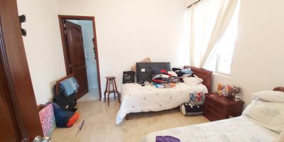 Vendo Hermosa casa en la Parcelación la Paz, contiguo a la Parcelación San Francisco -- Variante Norte.
   
   Hermosa y amplia casa, muy cerca a Popayán, Hermoso entorno natural
   
   Moderna Casa campestre de 1 sola planta distribuida asi:
   
   - 2 salas, comedor, star de televisión, cocina integral con hermosos acabados, lacena, zona BBQ , Habitación principal con vestier y baño privado, 3 habitaciones auxiliares amplias cada una con baño privado, baño social, bodega, ático,  área de ropas, jardín y amplios pasillos, huerta con árboles frutales, cafe, platano, piña, amplias zonas verdes, Parqueadero con portón eléctrico.
   
   Excelentes acabados en madera, casa campestre muy iluminada, hermosa vista.
   
   Hermosos acabados
   
   Area lote: 2400 m2
   
   Area construida: 350 m2