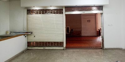 Local comercial para arriendo en Envigado, sector La Sebastiana,  primer piso sobre avenida principal, con gran flujo vehicular y peatonal sobre la avenida intermedia, ideal para un local gastronómico o de licores, cuenta con un área de 56 m², en dos niveles, 1 baño, cocineta. Ubicado en Mall, parqueaderos sin costo, acceso por vía secundaria, cuenta con acceso a personas con movilidad reducida; fáciles y cómodas vías de acceso, rutas de transporte. Buscamos su tranquilidad. www.cityraiz.com CÓDIGO 18802