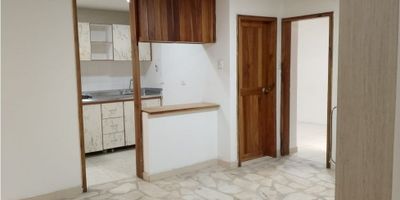 Apartaestudio bien ubicado, consta de una habitacion independiente, closet, sala comedor pequeña, un baño, cocina con estufa, zona de ropas con lavadero, pisos en ceramica, gas natural en la estufa.
