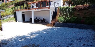 Descubre esta exclusiva finca ubicada en Rionegro Antioquia, con 3 habitaciones, 2 baños y 8 parqueaderos. Con un área total de 150 metros cuadrados construidos y 800m2 de lote, también cuenta con kiosco chimenea y jacuzzi este inmueble ofrece un ambiente amplio y acogedor para toda la familia. Su ubicación privilegiada garantiza tranquilidad y comodidad. ¡No pierdas la oportunidad de adquirir esta propiedad única! Contáctanos ahora para más información y agendar una visita. Cod. 18758