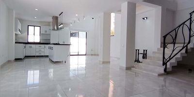 ¡No dejes pasar esta oportunidad única! Casa en venta con 3 habitaciones, 4 baños, 2 parqueaderos, 378 metros cuadrados de terreno y 300 metros cuadrados construidos por $1,500,000,000. Espacios amplios y luminosos, ideales para tu familia. ¡Contáctanos ya y haz realidad el sueño de tener tu propio hogar! Cod 18734