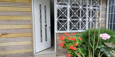 Aparta estudio en primer piso (37 m2). Un baño, una habitación independiente de la zona social,  estufa con gas natural, lavadero, instalación para lavadora, encortinado, pisos en porcelanato en zona social, madera natural en habitación. Estrato 4, servicios independientes,  no incluidos en el canon. No parqueadero, valor de administración incluida en el canon. No mascotas caninas. Proceso de alquiler a través de aseguradora.