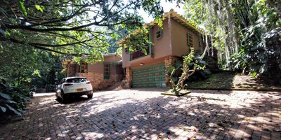 Casa campestre idonea para comerrcio dos niveles con con aplios espacios 3 ALCOBAS sala ,comedo ,kiosko terraza,zonas verdes  parqueadero para 8 carros para arrendar SITUADO en una zona tranquila, y residencial, esta Casa Campestre te permite disfrutar de una iluminacion natural gran parte del dia cuenta con excelente ventilacion,  este inmueble te ofrece facil acceso transporte publico,centro comercial, ,hospital,supermercado,gimnasio, restaurante,entidad bancaria,vias principales permitiendo estar cerca a todo lo que nesecitas.