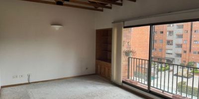 Se vende una propiedad ubicada en el barrio Colina Campestre, en la ciudad de Bogotá D.C. Esta casa cuenta con 4 plantas distribuidas en un total de 4 habitaciones, 3 baños, sala con chimenea, cocina integral y 2 espacios de estacionamiento. Con una superficie total de 240.04 m², esta propiedad ofrece un jardín privado, estudio/oficina, zona de ropas y cuarto de servicio. En buen estado de conservación, esta casa es ideal para aquellos que buscan comodidad y funcionalidad en un entorno tranquilo. Su ubicación estratégica brinda fácil acceso a servicios y comercios cercanos. Una excelente opción para quienes buscan un hogar espacioso y bien distribuido en la ciudad de Bogotá.  CSE-484
