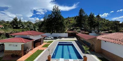 PROPIEDAD CON DOS CONSTRUCCIONES INDEPENDIENTES, esta propiedad tiene una construccion grande de dos niveles con cocina amplia con todas las comodidades, 6 cuartos todos con banos closet o Vestier, terraza, balcon, estudio, una habitacion en el primer nivel, sala y comedor amplios, cuarto de servicio, varios utiles, piscina jaccuzi, bbq espacio para gimnasio, y otra construccion con portada independiente y esta con sala comedor, cocina, zona de ropas, 3 habitaciones, dos banos, parqueadero, bbq y un util amplio, cercano a la autopista Medellin Bogota y facil acceso a transporte publico.