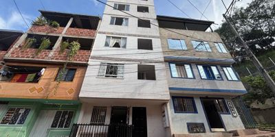 ? Se Vende Hermoso Apartamento en Barro Blanco, Piedecuesta

Disfruta de la comodidad y tranquilidad de vivir en uno de los sectores más agradables de Piedecuesta.
Este acogedor apartamento cuenta con:

✨ 3 alcobas con excelente iluminación natural
? 2 baños modernos
?️ Sala comedor amplia y funcional
? Cocina integral en perfecto estado
? Zona de ropas independiente

Ubicado en un edificio con entorno familiar, cerca de colegios, tiendas y comercios, lo que te brinda fácil acceso a todo lo que necesitas en tu día a día.

? Barro Blanco – Piedecuesta
? ¡Excelente oportunidad de inversión o vivienda familiar!
