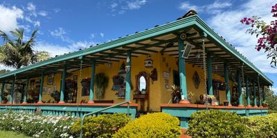 Esta casa finca independiente se encuentra ubicada en vereda la quiebra via Santa Elena, despues del peaje, con desvio exactamente donde era la antigua bomba de gasolina, cuenta con una extension de lote de 2.600 m2 y construidos de 200 m2 , ofrece privacidad y entorno tranquilo rodeado de naturaleza en un ambiente campestre. La propiedad forma parte de la jurisdiccion de Rionegro. esta Casa colonial es construccion con mas de 40 anos y se encuentra en perfecto estado, ya que solo a sido habitada por sus propietarios, su caracteristicas internas son: Cocina, sala comedor, 3 alcobas, 3 banos, zona de ropas, 2 patios uno de ellos interno, corredores al rededor de la casa, kisko BBQ, 2 cuarto util y 1 parqueadero cubierto.