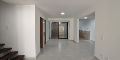 Casa comercial duplex en arriendo de 260 m, ubicada en el exclusivo y estrategico sector de Belen, Medellin. Una excelente opcion tanto para uso comercial como para vivienda familiar, gracias a su versatilidad, amplitud y ubicacion privilegiada. Ideal para empresas, oficinas, consultorios o quienes deseen vivir y trabajar en un mismo lugar. Cuenta con 6 espacios independientes, 7 banos, sala, cocina semi integral, zona de ropas, patio interior, balcon, terraza, cuarto util y garaje. Su distribucion flexible se adapta a diversas necesidades, combinando funcionalidad y confort. Ubicada en una zona mixta (residencial y comercial) con alto flujo peatonal y vehicular, excelente visibilidad y facil acceso. Cerca del Centro Comercial Los Molinos, la I.E. Ramon Giraldo Ceballos y vias principales, con optima conexion al transporte publico.