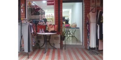 Arrienda amplio local comercial de 60 metros cuadrados, ubicado a tan solo media cuadra del parque principal de Sabaneta, en una zona de alto flujo peatonal y vehicular. El espacio cuenta con un baño y dos habitaciones adicionales ideales para uso como bodega, oficina o área de almacenamiento, brindando comodidad y funcionalidad para tu negocio.

Gracias a su excelente ubicación, cerca del Centro Comercial Aves María, bancos, restaurantes y transporte público, este local ofrece una oportunidad única para establecer o expandir tu emprendimiento en uno de los sectores más dinámicos del sur del Valle de Aburrá.Recuerda que te ayudamos en todo el proceso de vivienda 
