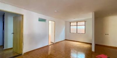 Casa en arriendo ubicada en Envigado, Alto de Misael, dispone de amplios espacios con buenos acabados, cuenta con 4 habitaciones con closet, 2 baños cabinados, cocina integral con red de gas, calentador a gas, zona de lavandería, patio, sala-comedor, estudio. con ruta del transporte publico, cercano a mini mercados.