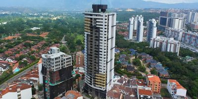 ¡Se Vende apartamento con espectacular vista en exclusivo edificio sobre la vía al Club Campestre!

Disfruta de la comodidad y elegancia en un apartamento de 100 m², diseñado para ofrecer calidad de vida en cada espacio.

Características del apartamento: 3 habitaciones, 2 baños, Sala – comedor amplia y luminosa, Cocina integral, Parqueadero privado, Bodega, Excelente iluminación natural y vista panorámica a la ciudad y las montañas

Zonas sociales del edificio: Gimnasio totalmente dotado, Piscina, jacuzzi y sauna,
Juegos infantiles, Terraza con zona BBQ, Cancha de squash, Salón social, Vigilancia 24 horas

Un lugar ideal para vivir rodeado de confort, seguridad y naturaleza. Cod: 24