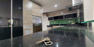 Bienvenidos a Avignon, donde la elegancia y la exclusividad se encuentran en el corazón de Envigado. Estas casas combinan arquitectura moderna, amplios espacios verdes y una vista privilegiada del valle de Aburrá. 
Vivir en Avignon es disfrutar de tranquilidad, confort y lujo en cada detalle. 

#AvignonEnvigado #CasasDeLujo #VivirEnEnvigado #ArquitecturaModerna #EstiloDeVida #InversiónInmobiliaria #Medellín