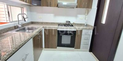 Alquilo apartamento en el sur de Cali zona universitaria y de colegios  en el Barrio Pance , esta ubicado en un piso tres consta de 3 habitaciones, tres baños completos. Adicional cuenta con alcoba de servicio con baño y ducha. alcoba principal con baño privado y Vestier, adicional cuenta con un closet. aire acondicionado y persianas, tiene salida al balcón, cocina cubierta. con zona de oficios,  trae calentador y colgador de ropa. las dos alcobas auxiliares tienen persianas. y cuenta con estudio. Las Zonas comunes, tiene portería tipo lobby, vigilancia 24H, piscina de adultos y niños, juegos infantiles, Gimnasio. salón social. algunas zonas verdes, bien organizada la unidad. a tan solo 5 minutos del colegio Berchmans, Universidad Javeriana, Icesi y U. libre.