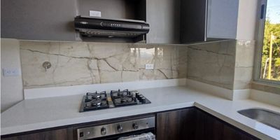 se renta hermoso apartamento en la ceja con un area de 80m2 distribuido en amplia sala comedor,cocina integral, zona de ropas, balcon, 2 habiatciones,23 closet, un baño privado,terraza,baño social completo, parqueadero y cuaertop util y vigilancia 24/7.

asesor: Juan Hernandez

celular: 3006663289

codigo wasi: 9548325
