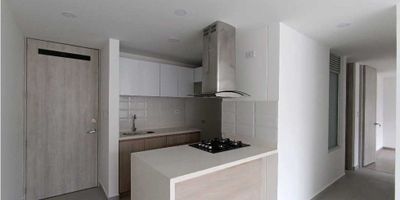 AF Capital Inmobiliario ofrece para la Venta cómodo y bello apartamento ubicado en tranquila zona residencial del Barrio La Leonora. Cuenta con 2 alcobas con closet, 1 baño, sala comedor con salida a un agradable balcón, cocina integral con servicio de gas natural domiciliario, zona de ropas, calentador a gas, pisos en cerámica. Parqueadero y depósito. El edificio cuenta con portería 24 horas, ascensor, salón social, gimnasio, zona BBQ, zona de juegos infantiles. Agenda tu cita: 3186585089.