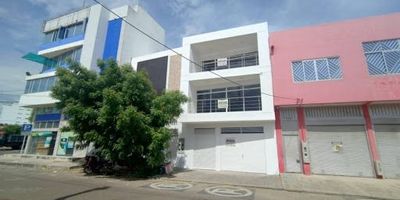 Arriendo  apartamento en edificio Barrio Santander.  vista interior, Ubicado sobre vía principal, con excelente acceso y rodeado de todo lo que necesitas, estación de gasolina, colegios y restaurantes.El apartamento ofreceAmplio salón-comedor con excelente iluminación natural.Moderna cocina integral con barra y gas natural. dos cómodas alcobas con clósets. Ventiladores de techo instalados.Baño social. Zona de lavandería independiente y patio, parqueo para moto. Una excelente opción para quienes buscan comodidad, ubicación estratégica y un espacio moderno para vivir. canon 800.000