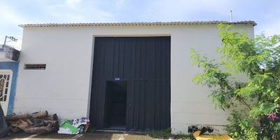 SE VENDE CASA CON USO MIXTO – $450.000.000 (Negociables)
Área lote: 200 m, Primer piso: Bodega amplia, salón comercial, oficina, 3 baños, espacios amplios, portón para camiones. Segundo piso: Apartamento con 3 habitaciones, principal con baño privado, 1 baño auxiliara, cocina semi integral, sala-comedor. Ventiladores de techo. Ideal para negocio   vivienda. Contáctanos para más información o agendar visita.