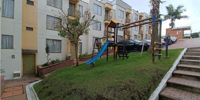 AF Capital Inmobiliario ofrece para la Venta cómoda casa de 3 niveles con buena iluminación natural ubicada en pequeño conjunto residencial del Barrio Versalles. Cerca a Confa, Iglesias, Entidades de Salud, Supermercados, Restaurantes. Cuenta con 4 alcobas con closet (principal con baño privado y vestier), baño auxiliar completo, baño social, sala comedor, cocina semintegral con servicio de gas natural domiciliario, zona de ropas, calentador a gas, pisos en cerámica. Parqueadero exterior. El conjunto cuenta con citofonia virtual, zona de juegos infantiles. Agenda tu cita: 3186585089.