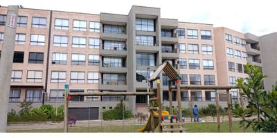 ¡Descubre este APARTAMENTO soñado en Rionegro!

Se arrienda hermoso y acogedor apartamento en primer piso ubicado en el municipio de Rionegro, Antioquia, sector Gualanday, una de las zonas más exclusivas del oriente antioqueño, el apartamento goza de espacios amplios, excelente iluminación y ventilación. Esta hermosa propiedad de 77m2 y área de terraza de 83m2 con un área total de 160 m2 te ofrece:

Terraza en L con pérgola completa en hierro y vidrio templado y polarizado
2 habitaciones, ambas habitaciones y el salón comedor con salida a la terraza
Vestier
2 baños cabinados
Cocina integral de concepto abierto integrada con zona social
Patio de ropas independiente
Puerta vidriera y ventanas con persianas
Balcón
Parqueadero cubierto
Cuarto Útil

La unidad cuenta además con una variedad de zonas comunes para vivir y disfrutar en familia, tiene Zona de mascotas, turco, juegos infantiles, Salón social, coworking, gimnasio, Amplias vías adoquinadas, Sector rodeado de naturaleza y zonas verdes.

Ubicación privilegiada:
A 10 minutos del aeropuerto José María Córdova por la nueva vía hacia El Provenir, Cerca de universidades, colegios, clínicas, centros comerciales y facilidad de transporte público.

Este apartamento es una oportunidad única para vivir en un entorno campestre seguro y exclusivo.

No te pierdas esta oportunidad.
