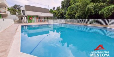 Sala-comedor con balcón
Cocina
1 habitación
1 baño
Zona de ropas

-Áreas sociales del conjunto: Piscina infantil y adultos, Cancha múltiple, Salón social, Zona BBQ, Senderos ecológicos y Portería con vigilancia 24 horas

-Ubicado en nivel 1 con doble ascensor
-A tan solo 20 minutos del centro de Pereira
-Contrato mínimo a 1 año
