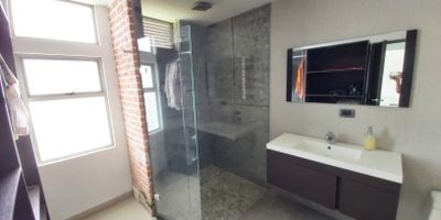 Vendo Espectacular casa Condominio Lake House - Antiguo Club los Andes - Santander de Quilichao
   
   Hermosa y moderna casa construida en medio de un campo de golf de 18 hoyos, rodeada por 2 lagos gigantes. Ubicada en un exclusivo condominio tipo Resort con excelente seguridad y acceso al club vacacional y acuatico Lake House
   
   Casa moderna con amplios ventanales, hermosa vista, excelente iluminacion y ventilacion en la que se ha aprovechado eficientemente todas las visuales a 360Â°
   
   Ubicacion privilegiada dentro del condominio
   
   Consta de: amplia sala, amplio comedor, cocina integral moderna con isla, 4 habitaciones con baÃ±o privado y vestier, 2 baÃ±os sociales con ducha, bodega, zona de bbq con cocina y comedor al aire libre, amplia zona verde interna, 2 jacuzis, parqueadero para 8 carros, amplia salon para eventos, 3 terrazas amplias con hermosa vista, area de ropas, star de tv, amplia puerta ppal de 2,5 m de ancho, sistema de filtros de agua para consumo.
   
   Acabados importados.
   
   DiseÃ±o arquitectonico que mantiene su ventilacion constante - no requiere aire acondicionado
   
   Lote de 1.017 mÂ²
   
   Area construida: 650 mÂ² construidos

   Valor: 1.800 millones neg