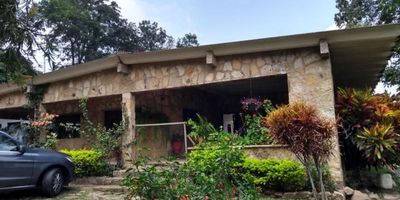 Descubre esta excelente finca de tierra virgen, ubicada en la hermosa ciudad de Fusagasugá, sobre la vía principal, con un área total de 188 hectáreas. La propiedad cuenta con abundantes fuentes hídricas, incluyendo dos quebradas y el río Panche, lo que la convierte en un terreno fértil y productivo. Predominantemente plana, esta finca es ideal para desarrollar proyectos agroindustriales o para la ganadería. Una oportunidad única para invertir en un entorno natural privilegiado.