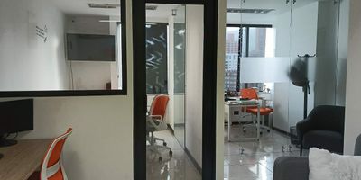Oficina en venta en unidad cerrada, con una ubicación estratégica y central, de fácil acceso desde vía principal y rutas de salida, con conexión a rutas de transporte público y gran variedad de servicios complementarios como restaurantes, bancos, hospedaje, comercio y servicios complementarios del sector. Piso en cerámica, 2 espacios, 1 baño, cocineta, cableado de red, techo cielo raso, aire acondicionado central, divisiones en vidrio y parqueadero independiente cubierto . Conjunto cerrado con ascensor, vigilancia, citófono, portería 24 horas, circuito cerrado de TV, parking visitantes con costo, bahía de parqueo, auditorio, baños comunales y planta eléctrica.,inmuebles sujetos a verificacion de disponibilidad