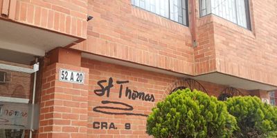 Apartamento de 75m² en arriendo, Esta propiedad ofrece una excelente oportunidad para quienes buscan eficiencia y comodidad en una de las zonas más dinámicas de la ciudad. Con 2 baños y 1 parqueadero subterráneo, este inmueble promete un estilo de vida práctico y accesible. el edificio ofrece acceso a un gimnasio, añadiendo un valor significativo para quienes disfrutan de mantenerse activos. Este apartamento es la opción ideal para quienes valoran la funcionalidad y buscan un hogar listo para habitar en Chapinero.