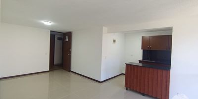 Se arrienda o se vende moderno apartamento de 58 m², ubicado en el piso 16 de una unidad residencial cerrada en el sector de Niquía, una zona estratégica del norte del Valle de Aburrá que se destaca por su excelente conectividad y cercanía a múltiples servicios. Este inmueble es ideal para quienes buscan vivir en un ambiente tranquilo, seguro y con fácil acceso al transporte público.El apartamento cuenta con una distribución funcional y espacios bien iluminados, perfectos para parejas, familias pequeñas o personas solas. Dispone de 2 habitaciones, cada una con closet empotrado, y 2 baños completos, lo cual brinda comodidad y privacidad para todos los integrantes del hogar. La sala comedor se integra con un balcón en altura, que ofrece una vista panorámica privilegiada y buena ventilación natural.La cocina es semi integral, equipada con red de gas domiciliaria, y cuenta con una práctica zona de ropas independiente. El piso en porcelanato le da al espacio un acabado moderno y fácil de ma