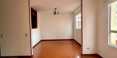 BONITO APARTAMENTO DÚPLEX CERCA AL CENTRO COMERCIAL SANTA FE. Ubicado en segundo piso con vista al interior del conjunto, muy iluminado y con entrada directa del sol de la tarde. NO cuenta con ascensor. En el primer piso está ubicada la zona social de buen tamaño, cocina semiabierta y zona de lavandería y baño social. En el segundo nivel encontramos 3 habitaciones, la principal con baño privado y otro baño que comparten las dos habitaciones auxiliares. El apartamento cuenta con un parqueadero propio, descubierto e independiente. El conjunto cuenta con celaduría 24 horas, salón social, parqueaderos de visitantes. Al lado encontramos un parque al que también se accede desde el conjunto. Cercanía a la autopista norte, Centro Comercial Panamá, Centro comercial Santafé. Vías de acceso como la autopista norte, calle 170 y calle 183. Facilidad de transporte público, muy cerca a estación de transmilenio .