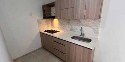 SE ARRIENDA HERMOSA CASA EN SEGUNDO PISO , EN ITAGUI PARQUE OBRERO CONSTA DE 3 ALCOBAS GRANDES, 3 CLOSET, 2 BAÑOS, BALCON , SALA COMEDOR, COCINA INTEGRAL CON RED DE GAS, ZONA DE ROPAS TIPO PATIO CON CALENTADOR A GAS.
MAS INFORMACION CON LA ASESORA CAMILA RAMIREZ 324 323 3394

