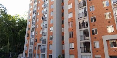 ¡Renta Apartamento en El Poblado! Ubicado en una zona con fácil acceso a vías como la AV. Sur, la futura AV. La Dulcera, colegios y supermercados, en el conjunto cerrado, Caracteristicas. Salón múltiple, juegos infantiles, salón de trabajo, zona de BBQ, ping-pong, parqueadero comunal ¡No pierdas la oportunidad de estrenar este apartamento con una excelente ubicación! Contáctanos para más información y agendar tu cita.