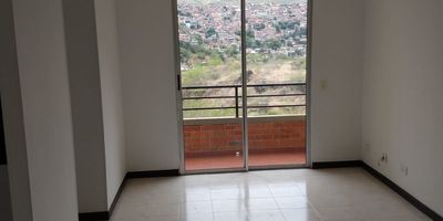 SE ALQUILA APARTAMENTO EN 5 PISO CON LAS SIGUIENTES CARACTERISTICAS

Área 60 M2  y  Estrato 3

Sala comedora con balcón,  cocina semi integral a gas, 3 alcobas con closet, alcoba principal con baño, zona de oficios,  baño auxiliar  y Parqueadero  descubierto propio

El condominio cuenta con el servicio de portería,  también cuenta con piscina, salón social pequeño,  juegos infantiles y zonas verdes  

El condominio NO cuenta con ascensor.

El condominio queda cerca de la escuela de los bomberos y  cerca del Colegio La Presentación.

ARRIENDO $850.000   +   ADMON $345.000   =   TOTAL $1.195.000