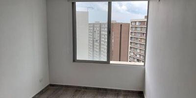 Se arrienda cómodo y amplio apartamento de 3 habitaciones, todas con clóset, y 2 baños bien distribuidos. Cuenta con pisos en cerámica que brindan facilidad de limpieza y durabilidad. La cocina es integral y moderna, con zona de lavandería independiente para mayor comodidad. El edificio dispone de ascensor y parqueadero comunal. Además, goza de una excelente ubicación, con una vista privilegiada que lo convierte en un lugar ideal para vivir.