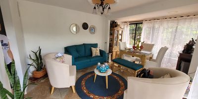 Te ofrezco en venta amplia casa de 4 niveles esquinera en niquia cerca al centro comercial puerta del norte,está propiedad es una excelente posibilidad de inversion ya que esta dividida en 2 propiedades independientes y un gran potencial para establecimiento comercial por su ubicación céntrica,sobre vía principal y cercania con el comercio del sector además cerca encuentras colegios, la estacion del metro niquia y la autopista,
esta propiedad te ofrece :

-3 habitaciones con closet
-2 baños
-comedor
-sala 
-sala de estar 
-2 Balcónes
-Cocina integral amplia
-zona de ropas
-terraza  
-parqueadero comun
‼aparta/studio con una habitacion sala,baño,cocina integral, zona de ropas 
Terraza,acceso a zona verde y parqueadero comun 
-Area aproximada Total  de 120 mts 
Precio $520  millones