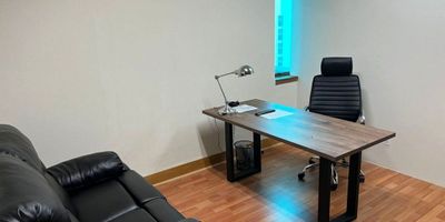 Oficina en arriendo en edificio empresarial ubicado estrategicamente sobre via principal, cerca servicios complementarios de centros comerciales, Rutas de transporte. Piso en madera, 3 espacios, baños, cableado de red, techo cielo raso, aire acondicionado central, divisiones en drywall, area de recepcion y parqueadero cubierto. Auditorio, parking visitantes sin costo, vigilancia 24 horas, citofonia y circuito cerrado de tv. *Inmuebles sujetos a verificación de disponibilidad.*
