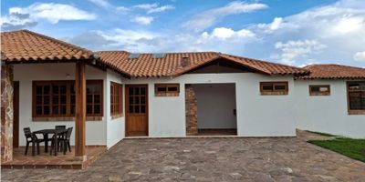 Casa de 1 nivel amoblada, donde se encuentra 4 habitaciones con baño privado cada una, salón comedor, cocina integral abierta, zona de lavandería. Tiene tanque de reserva de agua, tanque de agua lluvia y agua potable. Corredores alrededor de la casa, árboles frutales alrededor de la casa, también cuenta con zona de BBQ, Jacuzzi y sauna, jardines, la división del lote se encuentra en piedra.

