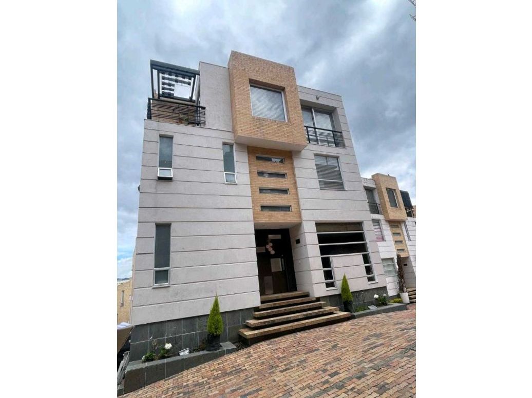 Casa de 4 alcobas en venta en Cerros De Suba, Bogotá, 311 m² · foto 2 de 7