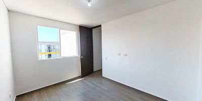 Apartamento en venta de 63m2, con vista interior, ubicado en piso 5to (Torre M Apto 504). Consta de 2 habitaciones, 2 baños, sala comedor, balcón, cocina y zona de lavandería. Tiene piso cerámico en todas sus zonas. El conjunto cuenta piscina, zona húmeda, juegos de niños, 2 salones sociales, parqueadero comunal y vigilancia privada las 24 horas. Cerca a centros comerciales Jardín Plaza y Unicentro cerca a almacenes de cadena La 14 y Éxito; cerca a colegios Comunidad Home School y colegio Franciscano Pio XII; cerca a universidad San Martín y Autónoma; cerca a parada del MIO (Universidades), Vías de acceso por la Carrera 120 y la Calle 50. 9549193
