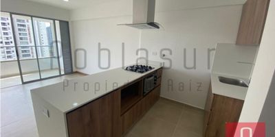 Nuevo, 2 habitaciones, 1 closet, 1 Vestier, 2 baños, cocina integral en isla, sala comedor, balcón, calentador, zona de ropas, red de gas, cuarto útil, piso en porcelanato y madera laminada, piso 8, área 68 m2, estrato 4.

La unidad cuenta con portería 24 horas, ascensor, piscina, gimnasio, sauna, turco, salón social, parque infantil, cancha, zona de mascotas, zonas verdes, parqueaderos visitantes.

Sector cercano al mall vegas plaza, estación metro. 

