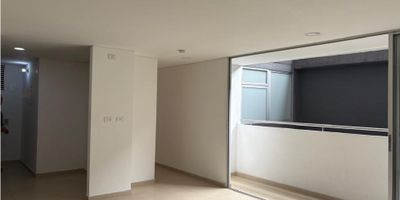 ? ¡Vive en el corazón de Bello!
Se vende amplio y moderno apartamento de 90 m², ubicado a pocos pasos del parque principal, con acceso fácil a comercio, transporte público y todos los servicios que necesitas a diario.

✨ Características destacadas:
    •    3 habitaciones amplias, 2 con balcón privado ?
    •    2 baños modernos
    •    Sala comedor luminosa
    •    Cocina integral con excelentes acabados
    •    Zona de ropas independiente
    •    Parqueadero incluido ?

Este apartamento combina ubicación privilegiada, comodidad y acabados de alta calidad, ideal para familias o inversionistas que buscan valorización y estilo de vida.
