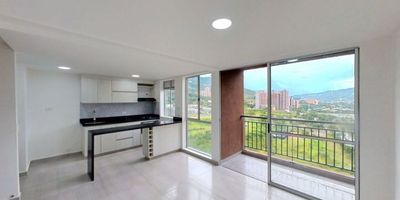 Tu nuevo hogar con vista espectacular te espera 

️ Si buscas un espacio moderno, bien ubicado y con proyección de valorización, este apartamento de 61 m², en el piso 21 es justo lo que necesitas.

 Disfruta de una vista exterior panorámica y la comodidad de tener ascensor y parqueadero cubierto privado (6028), además de depósito (6052) para mayor organización. Su distribución es perfecta: 3 habitaciones, 2 baños, sala comedor amplia, cocina integral, balcón con luz natural y zona de lavandería funcional. Todo con piso cerámico, ideal para mantener tu hogar impecable.

 Vive en un conjunto que te ofrece salón social, gimnasio, zona infantil, parqueadero para visitantes,  y vigilancia privada 24/7, brindándote bienestar, seguridad y calidad de vida. Además, estarás cerca de Puerta del Norte, Ara, D1 y el colegio Nazaret de Bello, con fácil acceso por la Avenida 31.

 No dejes pasar esta oportunidad de vivir o invertir en un sector con gran valorización. ¡Contáctanos y agenda!