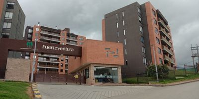  Espectacular Apartamento para Estrenar en La Calera – Conjunto Fuerteventura
¡Vive en armonía con la naturaleza a solo 30 minutos de Bogotá!
Hermoso apartamento para estrenar ubicado en el exclusivo Conjunto Fuerteventura, un proyecto moderno con vistas campestres y urbanas de La Calera.
✨ Características del apartamento
•	Área privada: 50,52 m²
•	2 habitaciones amplias con excelente iluminación natural, la principal con baño privado, balcón y wolking closet, baño social moderno y funcional, sala-comedor con acceso a un amplio balcón y vista panorámica, cocina integral tipo americana, equipada con horno, extractor y acabados de lujo, zona de lavandería. El apartamento tiene pisos en madera laminada y detalles de alta calidad.
Ademàs del parqueadero el conjunto cuenta con 
•	Gimnasio totalmente dotado
•	Terraza BBQ y zona de picnic
•	Bicicleteros y parqueaderos de visitantes
•	Zona de mascotas y minihuerta
•	Parques infantiles
•	Citófono y vigilancia 24/7
•	Entorno natural