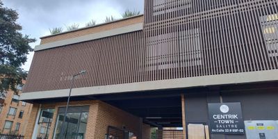 95497FR53 SE VENDE APARTAMENTO EN CENTRIK TOWN SALITRE, EN OBRA GRIS, 35.84 M2. TRES alcobas, UN baño, sala comedor, cocina, zona de lavenderia independiente, calentador. NO PARQUEADERO. Conjunto cuenta con salón social, gimnasio, cancha de basket, de fútbol, bicicletero, parqueadero de visitantes, teppanyaki, ZONA DE MASCOTAS, oratorio, fogata, área de café, coworking entre otros PRECIO. NEGOCIABLE Para mayor información CONTÁCTANOS!
