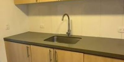 Apartamento de 110m ubicado en San Lucas. Cuenta con 3 habitaciones y estudio, 2 closets y 1 vestier, 3 baños, sala-comedor amplia, cocina integral, red de gas, zona de ropas independiente, calentador a gas, balcón con excelente vista y piso en cerámica. Ubicado en unidad cerrada con portería 24 horas, ascensor, zonas verdes, salón social, parque infantil,  parqueadero social y parqueadero de visitantes. Excelente ubicación, cerca al club campestre y tiendas D1.