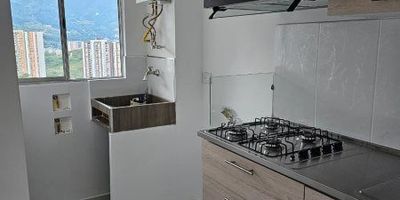 Apartamento piso 23 de 68m2, 3 alcobas, 3 clóset, sala comedor, cocina semi integral, red de gas, calentador a gas, 2 baños cabinados, zona de ropas e instalación de lavadora, balcón, PARQUEADERO PRIVADO.