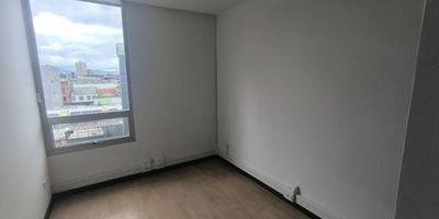 Oficina en ARRIENDO a solo 3 cuadras de la estación de Transmilenio de la Av. Chile. Cerca de la Calle 72 y la Calle 68.Área 70 m  Cuarto piso,Edificio automatizado con video citófono para cada oficinas,7 estaciones de trabajo totalmente habilitadas, 2 oficinas gerenciales, 2 baños,Cocina completa,4 archivadores incluidos Sin ascensor ni parqueaderos Ideal para empresas, consultorios, agencias o equipos que busquen una ubicación estratégica y espacios funcionales