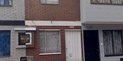 Se vende hermosa casa de dos pisos, muy iluminada y con excelente distribución, ubicada en el barrio Lombardía de Suba. Cuenta con una ubicación privilegiada cerca del Portal de Suba, Plaza Imperial, Éxito y CC Al Paso. El sector ofrece una variada oferta comercial y de servicios, incluyendo supermercados, restaurantes, iglesias y parques. Dispone de excelentes vías de acceso como la Av. Ciudad de Cali, Av. Suba y la vía Huevos Oro, lo que facilita la movilidad hacia diferentes zonas de Bogotá. Una opción ideal para quienes buscan comodidad, funcionalidad y buena calidad de vida. Para más información, contacta a Cristina Rodríguez al 317 428 5379 o cristina.rodríguezinmobiliariabogotá.com. El equipo de Inmobiliaria Bogotá está comprometido a brindarte una experiencia de vida excepcional desde el momento en que solicitas nuestros servicios y asesoría.