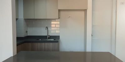Se vende apartamento de 50m2 en unidad cerrada ubicada en el municipio de Marinilla - barrio la Dalia. consta de 2 habitaciones la principal con bano y Vestier, la secundaria con closet, bano social, zona de estudio, sala comedor, balcon, cocina integra, zona de ropas parqueaderos publicos. 